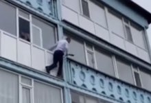 Полицейский забрался на балкон третьего этажа, чтобы спасти пенсионерку в Атбасаре