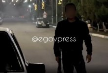 Мужчина с оружием ходил по улице в Туркестанской области (ВИДЕО)