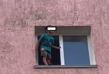 Семилетний мальчик едва не выпал из окна в Актау (ВИДЕО)