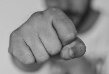 Двое мужчин избили охранника лото-клуба в Акмолинской области