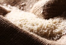 Рис с пластиком, клей в мясе: видео о натуральности продуктов разоблачили в сети