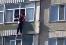 Мужчину спасли от прыжка с восьмого этажа в Астане (ВИДЕО)