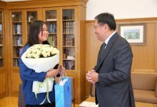 Девочка-подросток, заступившаяся за пенсионера, получила награду от акима Алматы