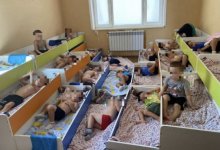 Спящие на полу малыши: что говорят в акимате Актау