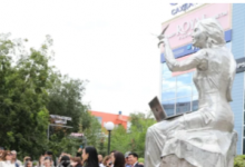 Женщина с ноутбуком: необычный памятник появился в Уральске