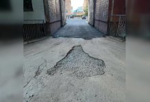 Ровно до большой ямы проложили асфальт к школе в Караганде