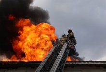 Крыша частного дома сгорела в Караганде