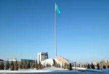 Казахстанцы смогут вешать государственный флаг на своих балконах
