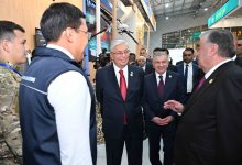 Школьный автобус и медаппараты подарил Токаев президенту Таджикистана