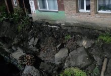 Фундамент жилого дома повредили при замене теплотрассы в Риддере