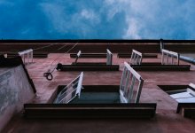 Мужчина выпал из окна четвертого этажа и погиб в Экибастузе