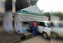 Машина врезалась в молочный киоск в Актобе