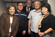 Четыре казахстанских врача спасли женщину на борту самолета