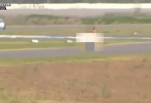 Мужчина разделся догола на гоночной трассе в Аргентине (ВИДЕО)