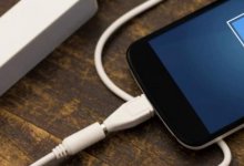 Школьница уронила смартфон в ванну и умерла