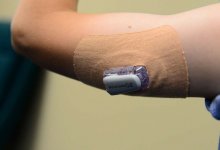 Казахстанских школьников тайно вакцинируют пластырями от КВИ: что ответили в Минздраве