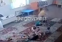 Воспитатель избивала ребенка в детсаду Туркестанской области (ВИДЕО)