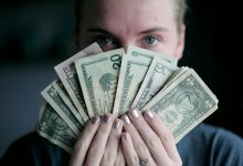 Доллар подешевел на торгах в Казахстане перед выходными