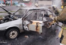 Автомобиль загорелся во время движения в Усть-Каменогорске (ВИДЕО)