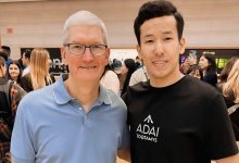 Гендиректор Apple лично вручил новый iPhone парню из Актау (ВИДЕО)