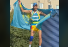 Танцующего на пьедестале деда-марафонца сняли на видео в Атырау