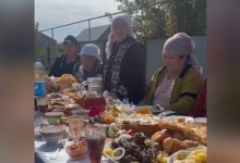 Жители поселка пышно отметили прокладку асфальта на их улице в ЗКО (ВИДЕО)