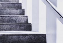 Ребенок упал с лестницы: директора школы уволили в Астане