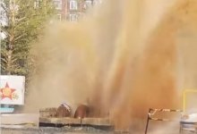 Фонтан грязной воды хлынул из трубопровода посреди Экибастуза