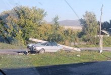 Столб упал на автомобиль в результате ДТП в ВКО