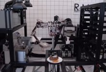 Стейк и брауни научили готовить робот в США (ВИДЕО)