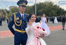 Будущий летчик сделал предложение своей девушке на выпускном (ВИДЕО)