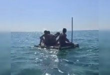 Четырех людей на плоту ветром унесло в открытое море на Каспии (ВИДЕО)