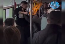 Подросток и пожилой мужчина подрались в автобусе в Семее (ВИДЕО)