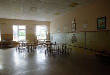 Кормят остатками еды: ученики начальных классов массово отравились в столовой