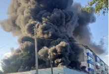 Крупный пожар разгорелся в школе искусств в Уральске