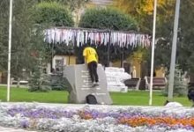 Дети прыгали по монументу Абая в Уральске (ВИДЕО)