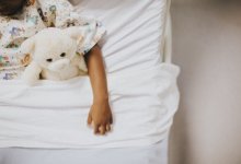 Упавшего в лестничный пролет школьника выписали из больницы в Астане