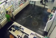 Пенсионерка укусила работника салона связи из-за платной услуги (ВИДЕО)