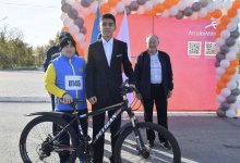 Велосипед за спасение тонувшего ребенка подарили восьмикласснику в Темиртау