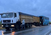 Автобус врезался в грузовик и легковушку на трассе в Костанайской области