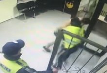 Задержанный дебошир пробил головой перегородку в отделении полиции Астаны (ВИДЕО)