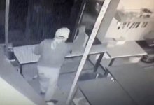 Молодые люди проникли в кафе и украли деньги в Актобе (ВИДЕО)