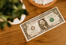 Доллар снова подешевел на торгах в Казахстане