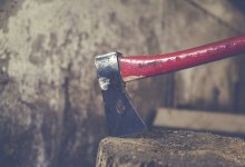 Девятилетний ребенок с топором напал на полицейского