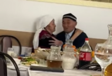 Обнимающиеся на тое дедушка с бабушкой умилили Казнет (ВИДЕО)