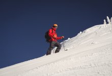 Сход снежной лавины в Алматы: лыжники ждут спасателей