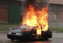 Легковой автомобиль взорвался на улице в Семее