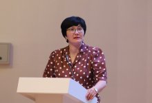 Чтобы воспитывать внуков: глава управления подала в отставку в Карагандинской области