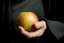 Школьница с РПП порезала себя, потому что мама не давала ей сидеть на диете