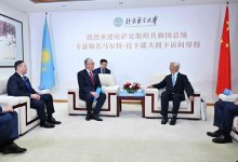 Токаев посетил свой вуз и встретился с учителем в Пекине